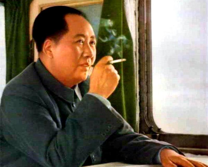 都说抽烟伤肺，喝酒伤肝，但毛主席抽了一辈子烟，肺却没事，周总理喝了一辈子酒，肝也
