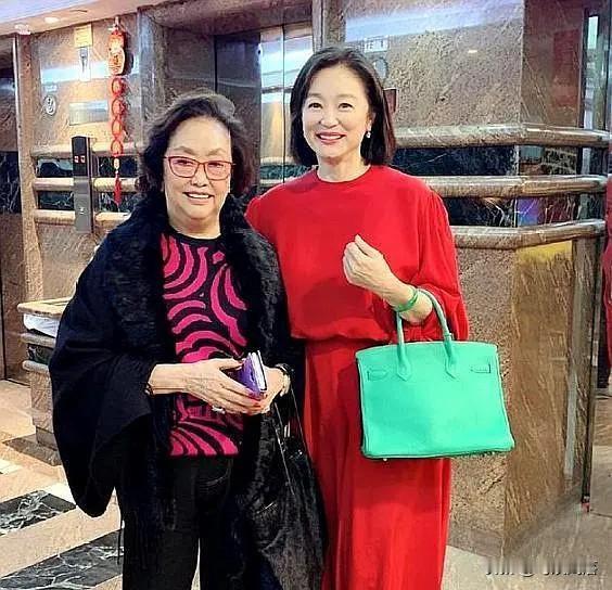 林青霞，登上热搜。这次不是辟谣谢贤遗产风波，也不是和香港富商邢李㷧‌的感情纠