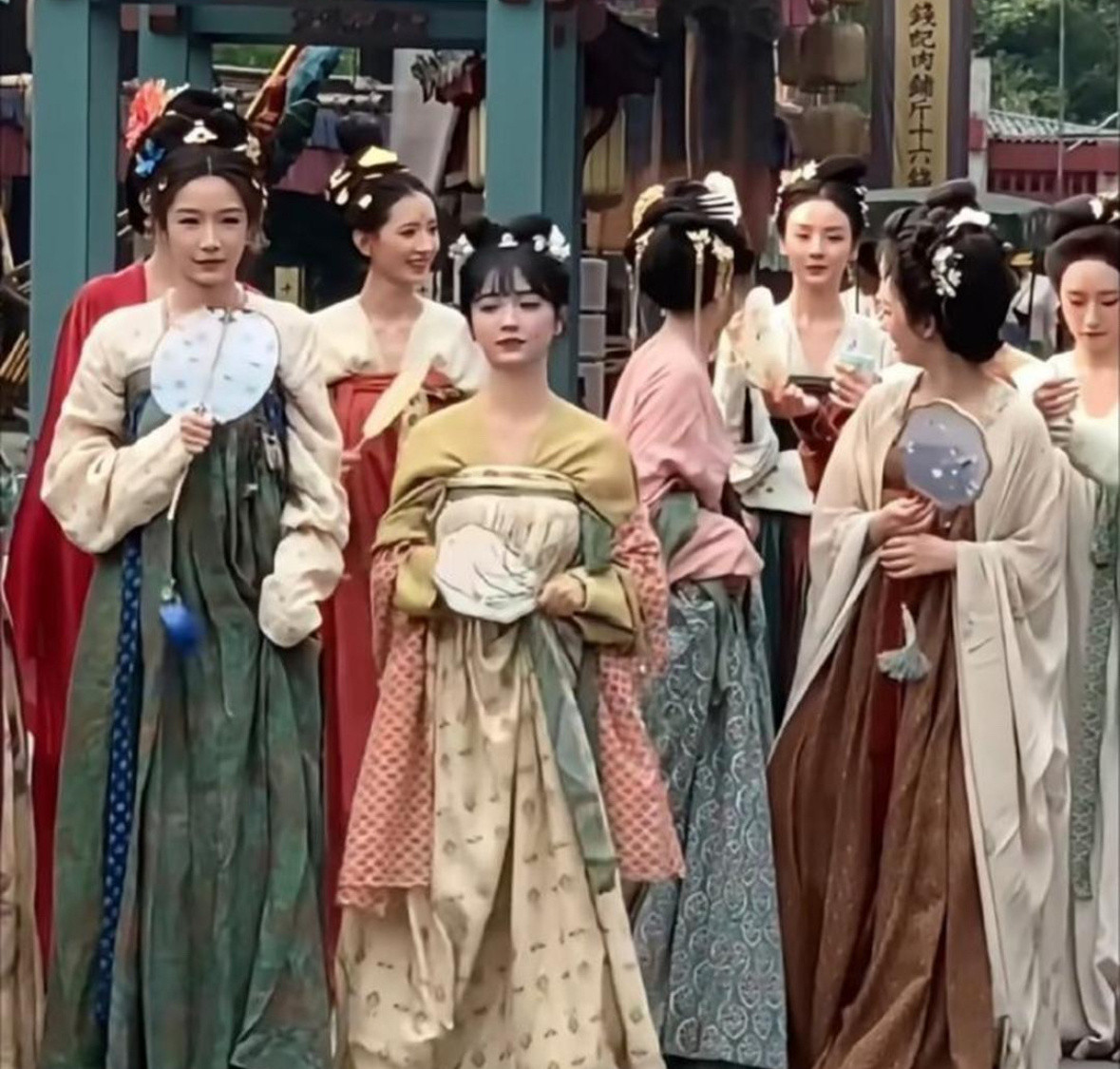 演员跟⁠⁠群演⁠‏的差距是真﻿的大，人‏群里‎扫一眼就能看‎﻿出谁是主角。