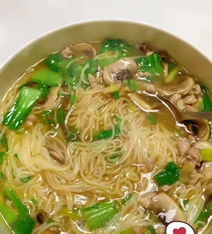 福建泉州机场，一位旅客在候机时感到饥饿，点了一碗猪杂粉。结账时，38元的价格