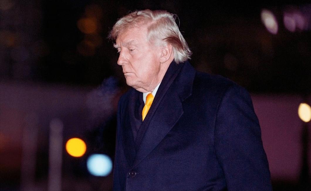 中国抛售美债！ 根据知情人士透露，目前中国监管部门已经向不少银行发出提醒，建