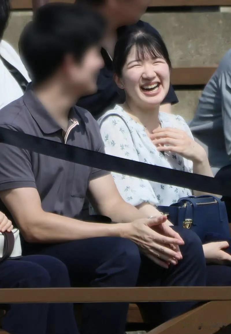 爱子公主谈恋爱了吗？日媒拍到了爱子公主跟疑似男友谈恋爱，还特意给男生的脸打码。虽