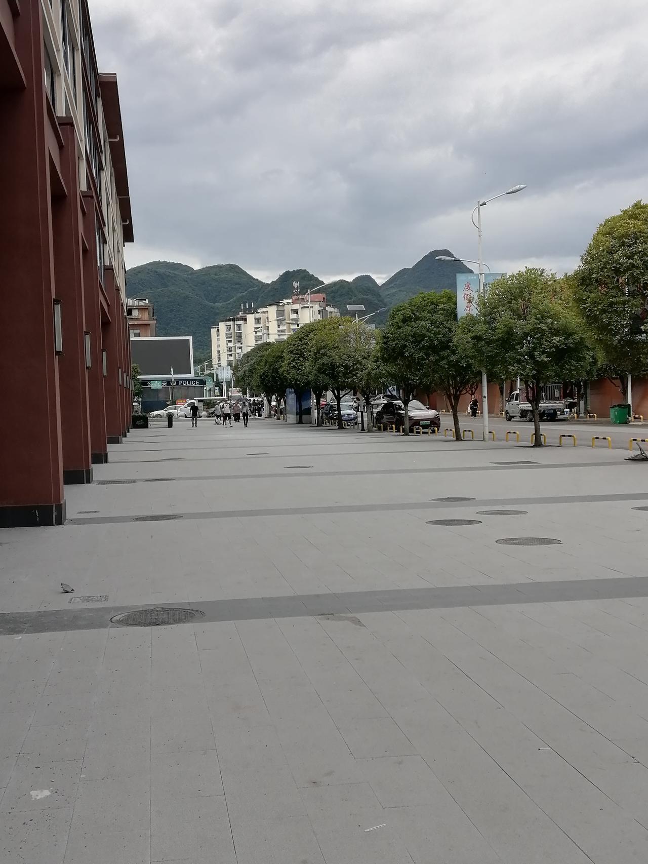 每到六月，重庆人和四川人就开始心照不宣地收拾行囊。不是去海边，不是去国外，而是集