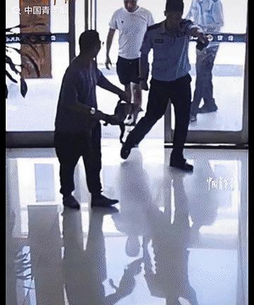 “钓鱼佬除了鱼什么都能钓到！”8月24日，安徽广德，一男子在河边钓鱼时，鱼竿突然