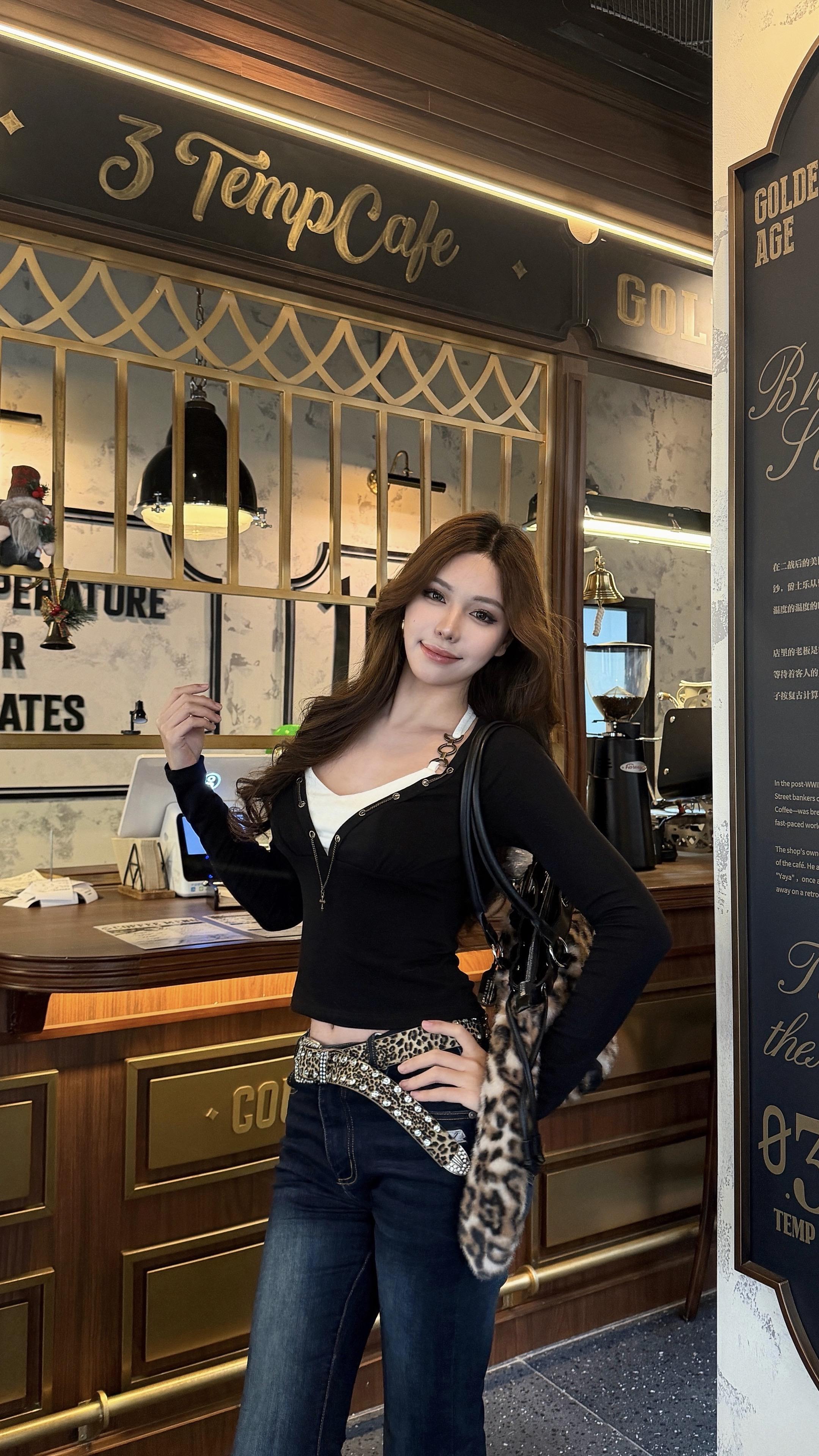 我呢 依旧是爽的没边