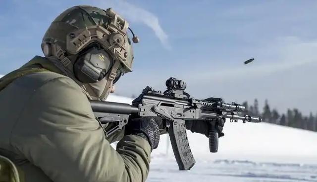 俄乌战争证明，现代突击步枪根本就不需要远射程，100米以上几乎就没有开火机会，俄
