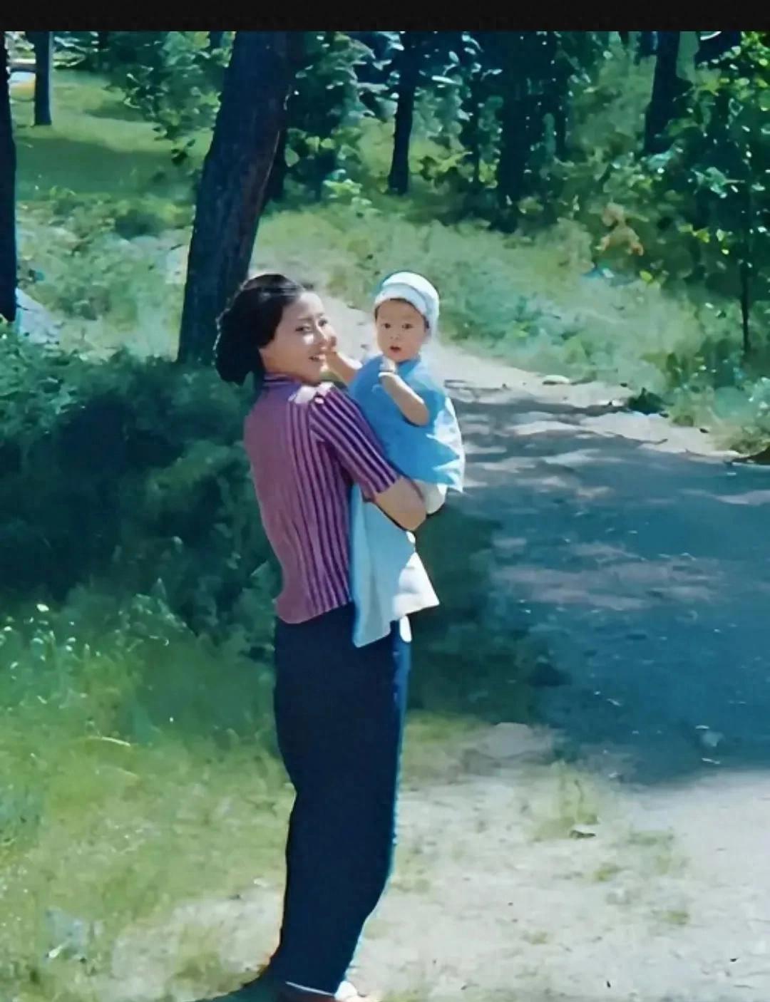 50年代，蒋英和女儿钱永真，留下的合影，很有气质，女儿很可爱这应该在美国拍的，