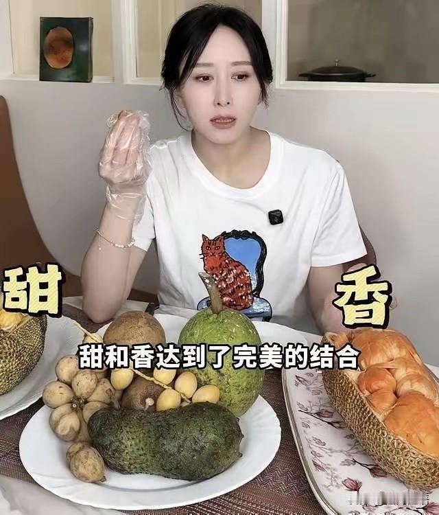 胡静在马来西亚晒出自家庄园现摘水果，除了熟悉的菠萝蜜，榴莲等品种也让不少人长了见