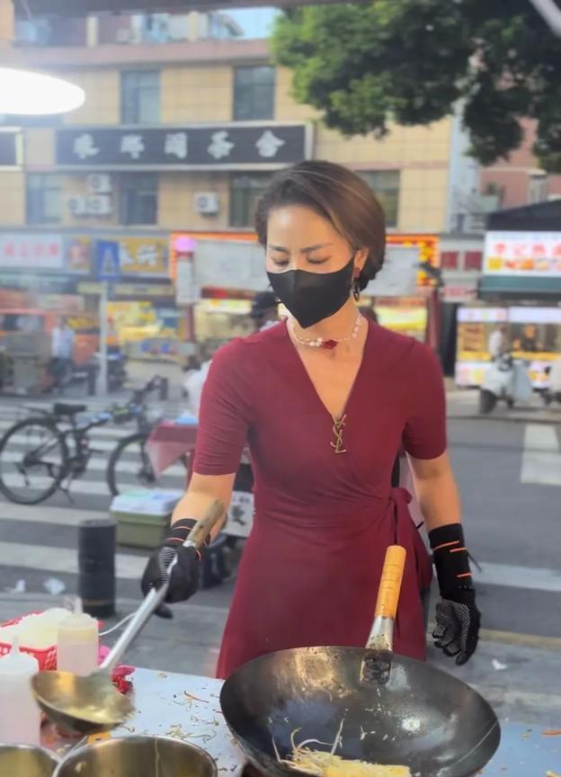 东莞炒粉姐沉寂了一段时间又火了，回到了湖北老家，在武汉又开了“分店”，在汉阳桥机
