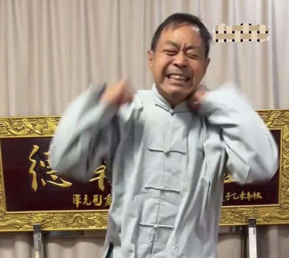 通背拳传人扇耳光大赛失利73岁的马保国示范讲解如何打赢比赛 近日，通背拳的