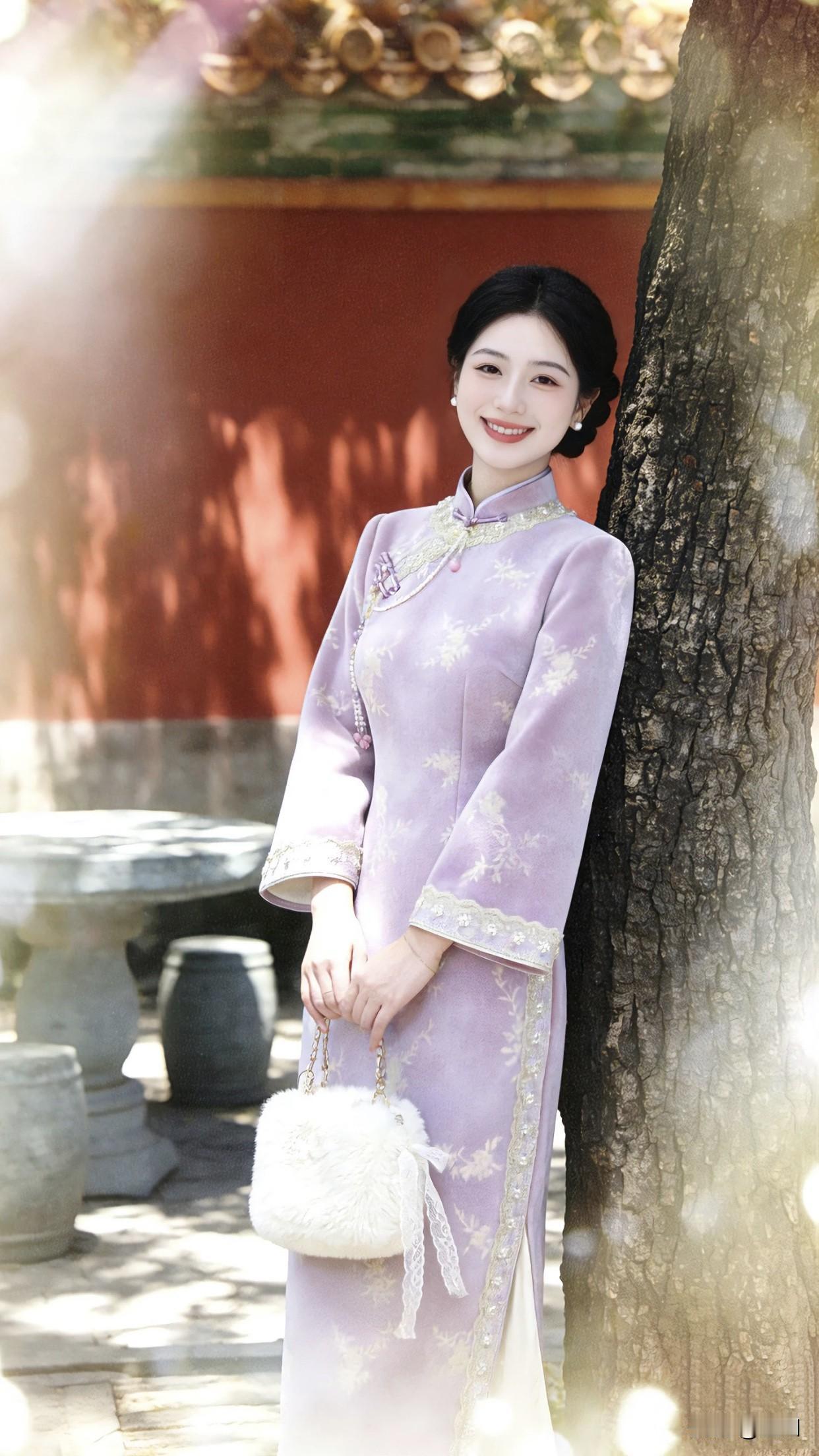 岁月从不败美人,何为美人?她的旗袍造型结合传统与现代，尽显东方女性含蓄之美。她1