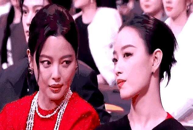 辛芷蕾刚想坐C位，屁股还没热，肖战的名牌“嗖”一下被拔了！双人沙发秒变单人冷板