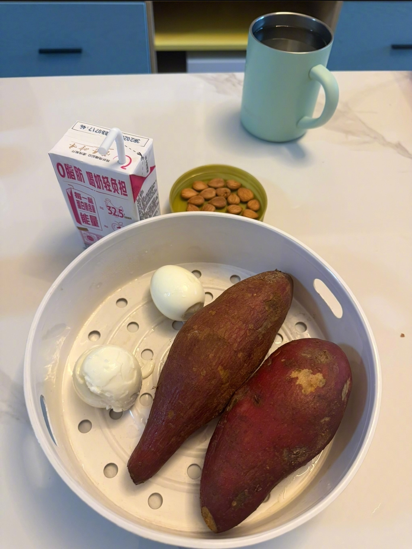 我的早中晚怎么吃？通常我在前一晚蒸明早的早餐（红薯、鸡蛋）时，会顺便把第二天中晚