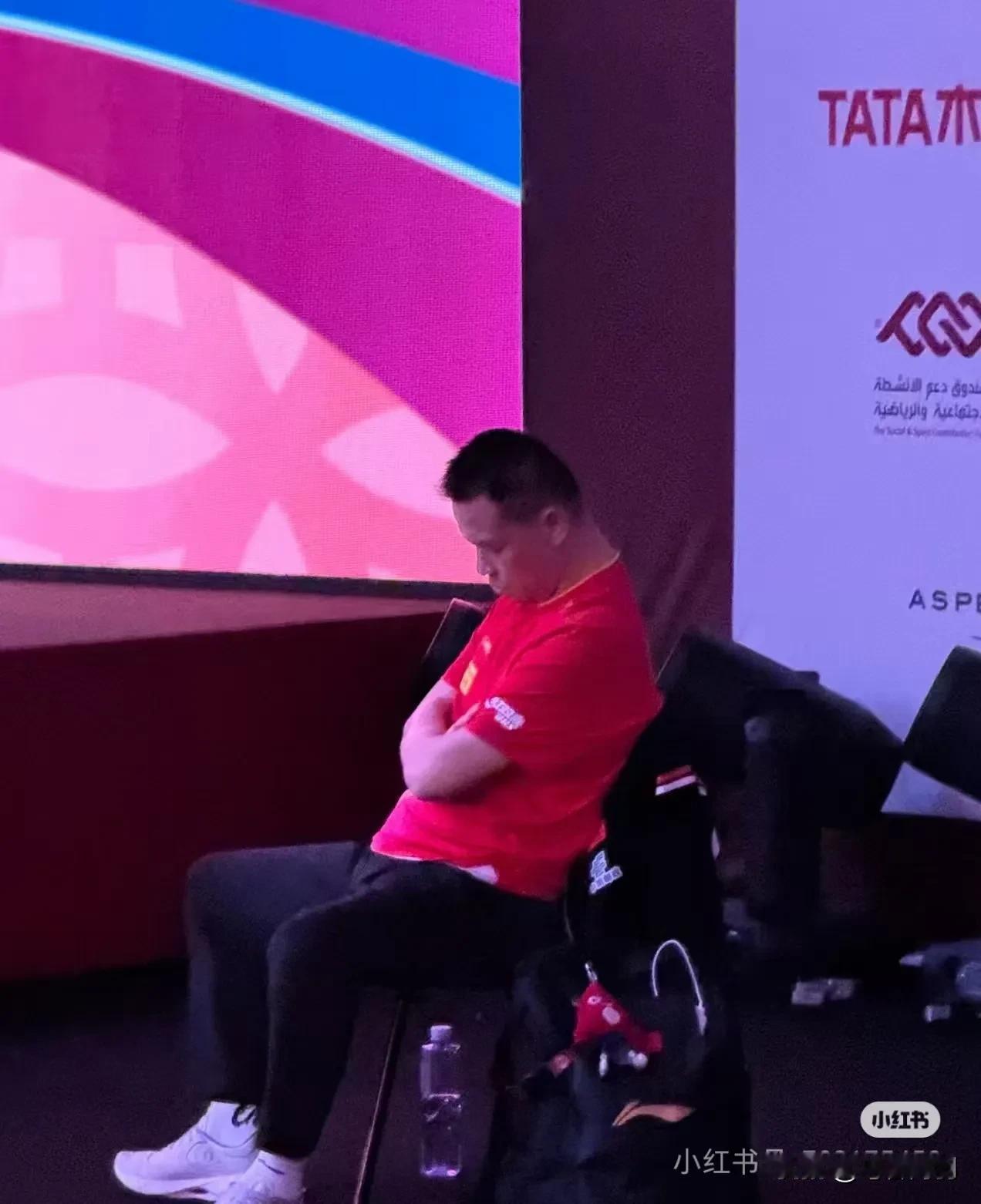 德华昨晚是被乌拉乌拉给哄睡着了[捂脸哭]德华今天醒来上网一看天塌了，我也是🔥了