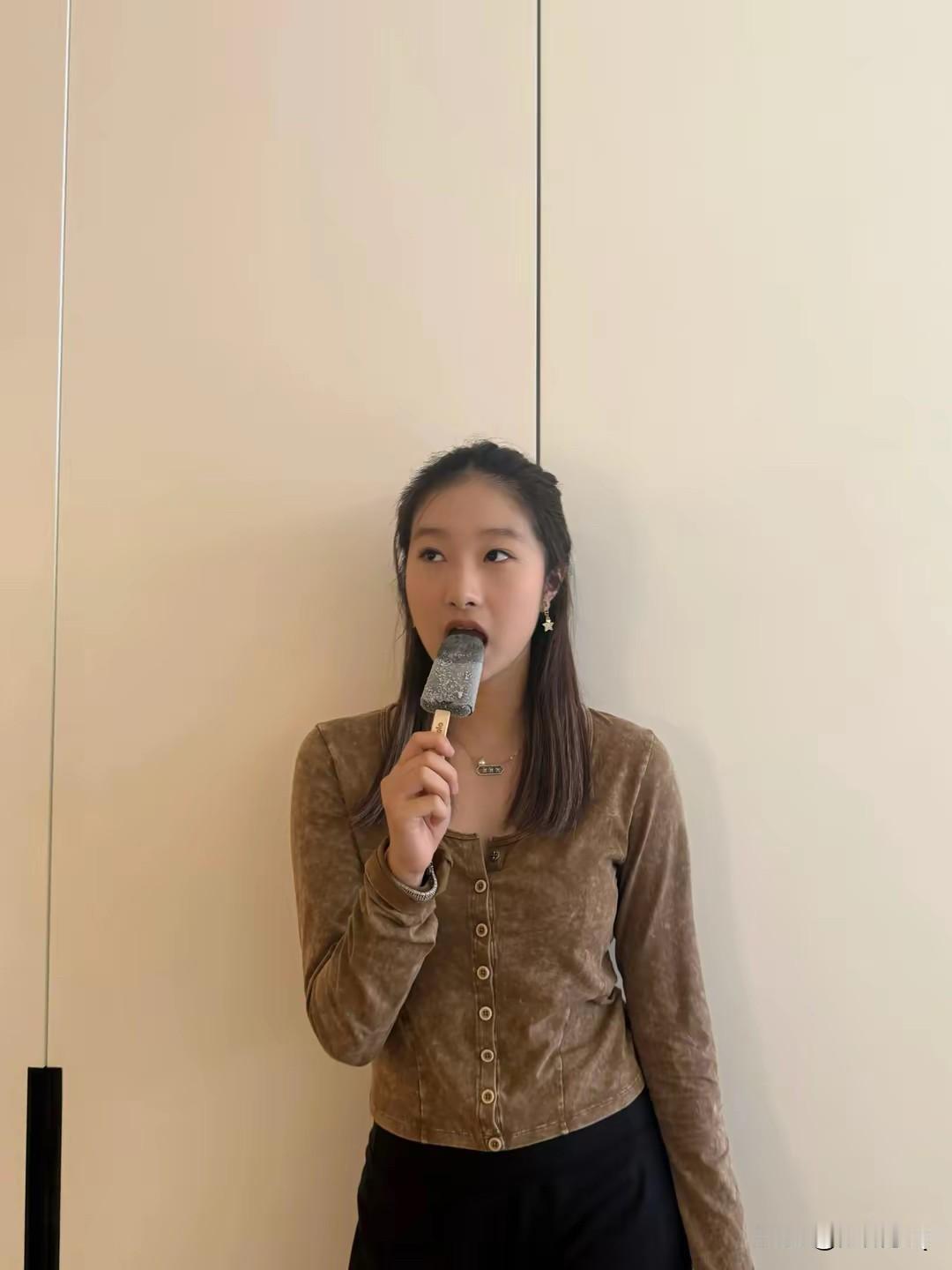 文章的大女儿爱玛长得真像文章，虽然不是第一眼美女，但长得还挺有辨识度的。
