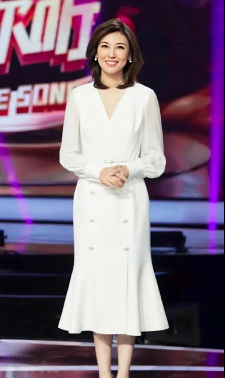 央视最美的主持人,她才是当之无愧的吧。雪白的肌肤，精致的五官，还有这凹凸有致的身