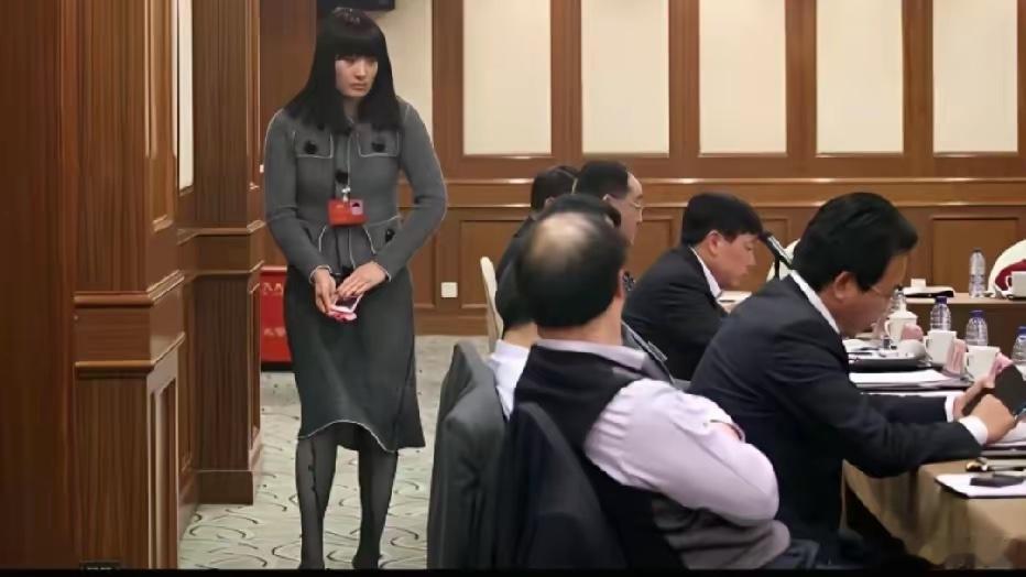 翻看早年画面，二十岁出头的宗馥莉开会迟到，在资历深厚的前辈跟前，下意识十分拘谨。