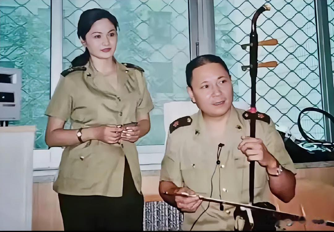 仔细看，那时的演员韩月乔细眉飞扬，明眸善睐，楚腰卫鬓，身穿土黄色‌制服，凸显飒爽