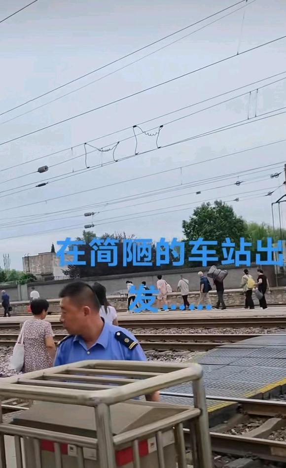 这是郑州铁路局下辖的新安县火车站，也是郑州局下面的普铁车站现状写照。我敢说郑州