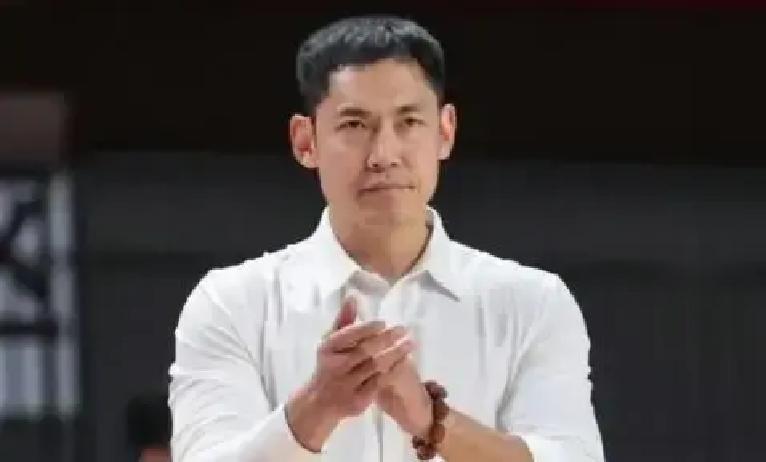 北控输了30分，为什么全场都在给他们的教练鼓掌？因为杨鸣走过去握手时，用力