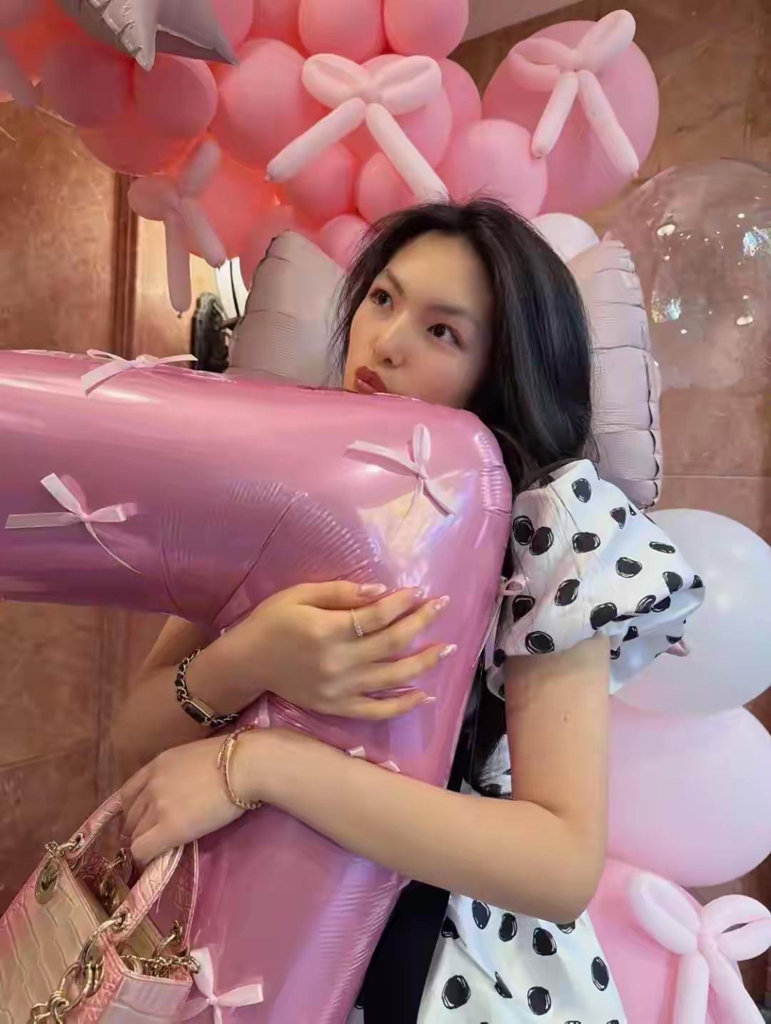 李湘女儿过17岁生日，手镯102500，手表43900李湘这是正儿八百的真的