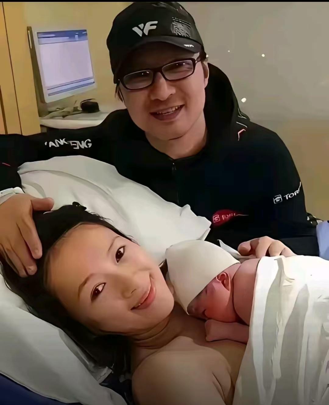 章子怡生下女儿醒醒后，沉浸在初为人母的幸福中；汪峰守护着刚出产房的妻子和新生女