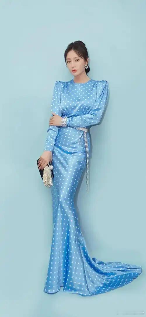 秦岚优雅极了，魅力满满！