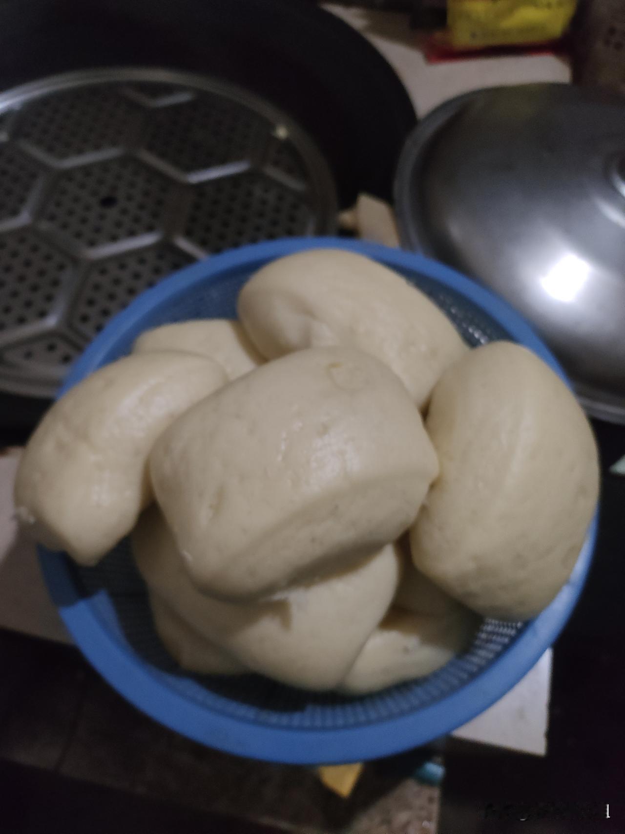 馒头冷水上锅蒸还是热水上锅蒸?蒸馒头要看气温，如果是冬天蒸馒头，气温低，把做好