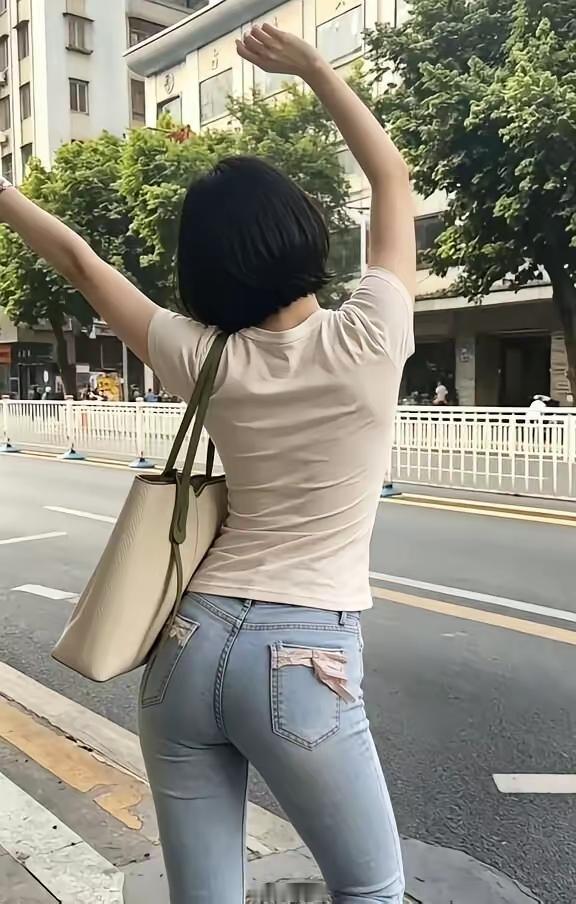 给你个背影，猜年龄，猜对了，亲你一口