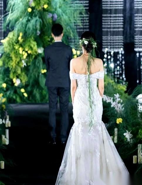 婚车队刚停稳，长沙新郎手里的捧花“啪”一下砸在地上。这婚，不结了。就因为上楼
