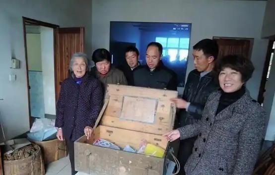 1984年，开国少将钟伟病重住院，大将黄克诚去看他。聊天时，黄克诚问钟伟，老家还