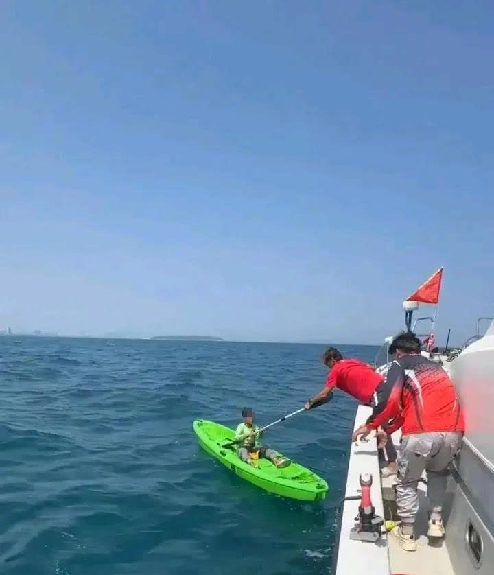 惊险！10岁男孩划船海钓漂流一夜！从陵水漂到三亚，船上没有水和食物，警方回应：已