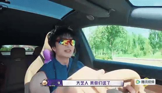 刘旸就这样完败给张兴朝这个画面也太搞笑了吧，刘旸扮做司机的样子简直不要太抽象，尤