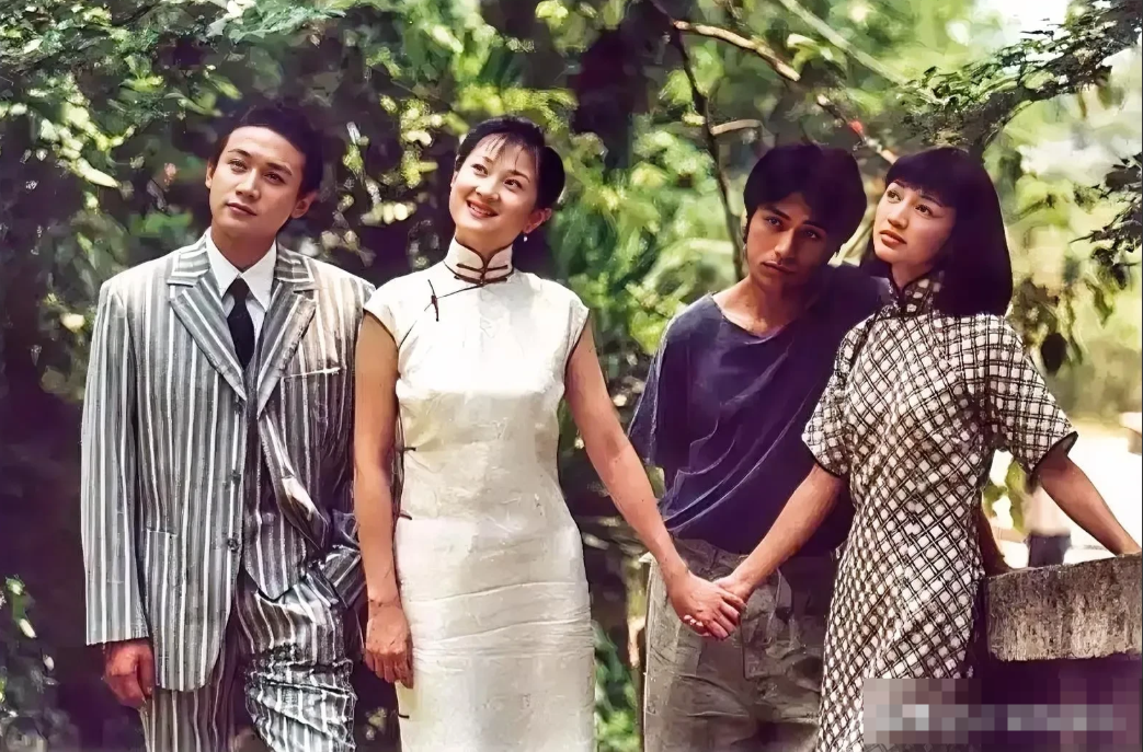 两位男演员，一个是陆毅，一个是陈坤，两位女演员是谁？都穿着旗袍，一个比一个美，一