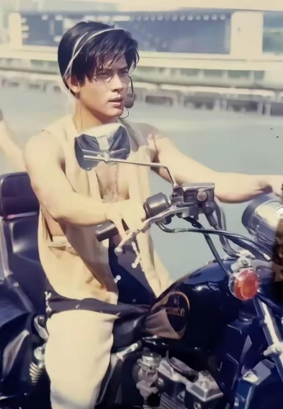 1990年，25岁的郭富城在台湾拍摄阳光机车（摩托车）广告，这一支短短几十秒的机