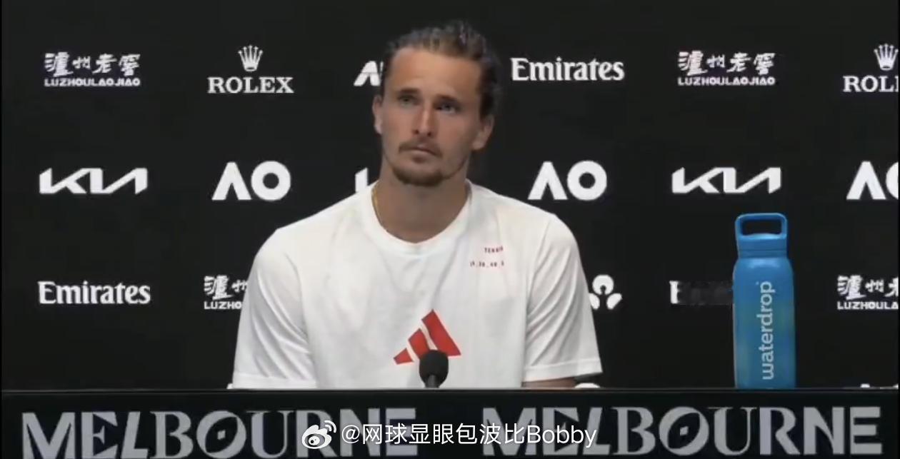 兹维列夫在澳网赛后，被问及阿尔卡拉斯在比赛中因抽筋接受医疗暂停一事时表示：兹维列