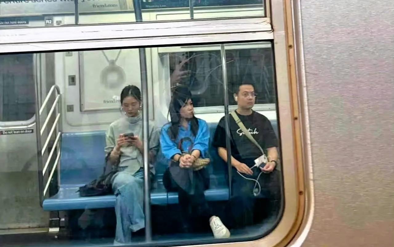 黄多多这热搜体质也是没谁了！纽约地铁偶遇都能刷屏，果然星二代走到哪儿都是焦点。