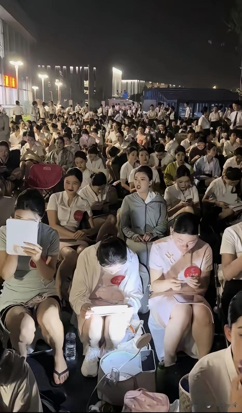 相亲大会上的大龄剩女可能还没想明白一个道理:在男人眼中年轻漂亮才是王道！和学历
