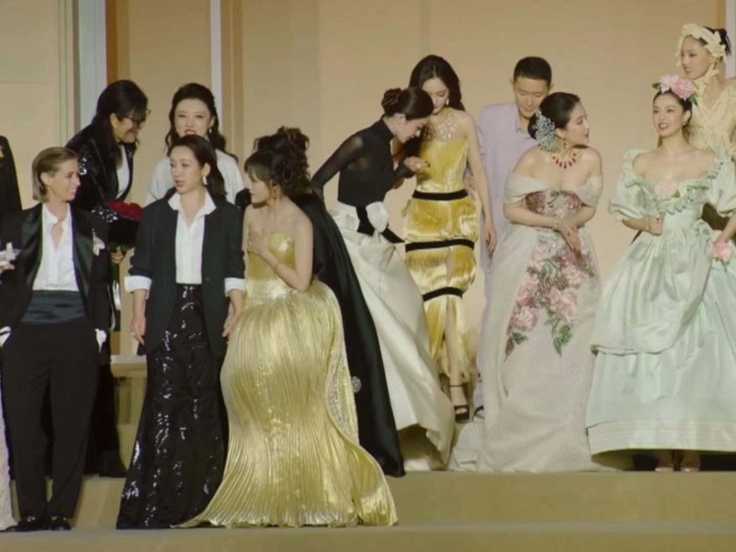 娜扎一把拉过杨幂娜扎主动把杨幂拉到中间站着，两个大美女站在中间赏心悦目的。主办方