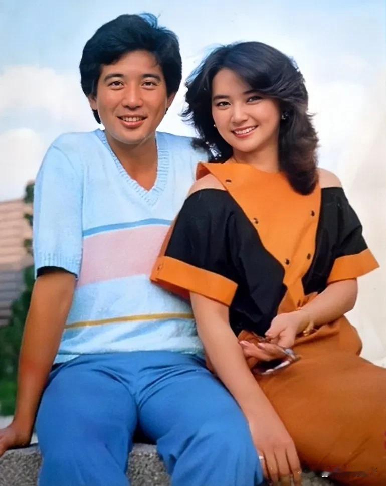 这是秦汉与胡慧中年轻时的一张合影老照片，拍摄于1983年。那时候秦汉37岁，阳光