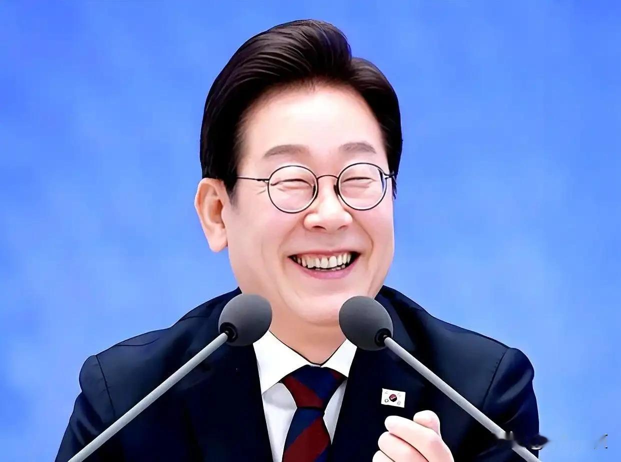 在我看来，李在明总能轻松冲上头条，看着是他擅长制造热度，实则就是韩国社会矛盾太深
