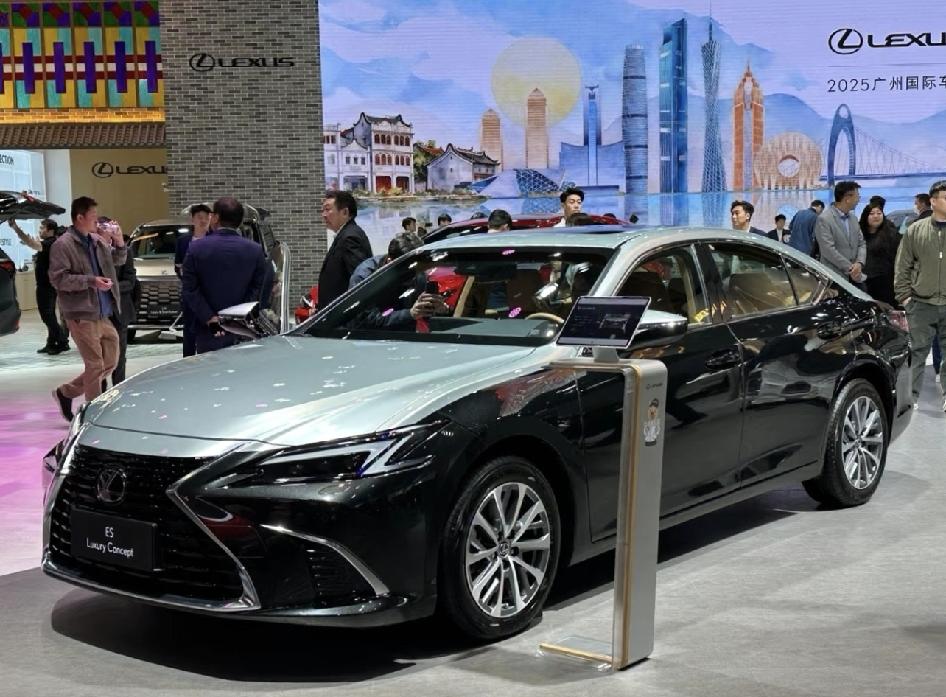 雷克萨斯ES出新款配色啦！月影双色特别版30.79万起，黑银双拼灵感来自“江海月