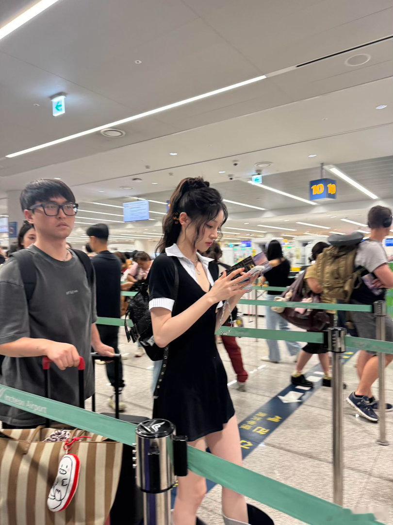 宋雨琦靴筒是腿的两倍宽宋雨琦瘦到靴子里还能站一条腿谁看了不惊叹宋雨琦的腿围！宽