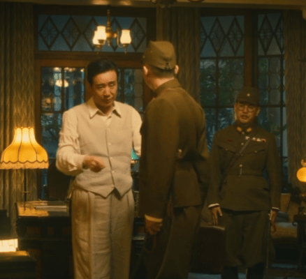 于和伟接着奏乐接着扇这段戏看得人太舒畅！于和伟接着奏乐接着扇，眼神狠劲十足，动作