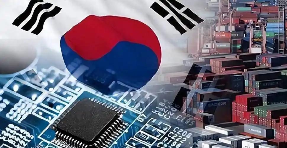 *7月28日，韩国股市被芯片板块拖进了年内第八次熔断，路透社表示：原因在中国。三