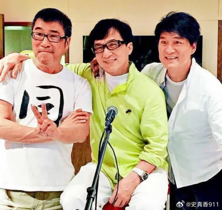 2004年，成龙去国外商演，他带着李宗盛和周华建一同前往，结果飞到目地的后，主办方变卦了，只肯给5万