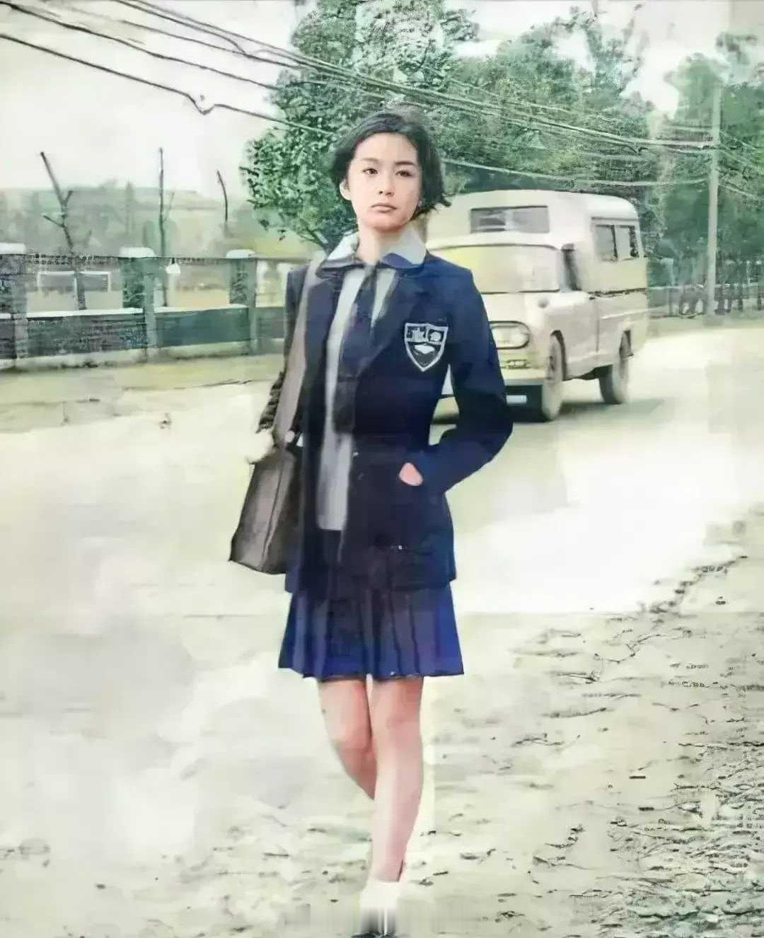 这是演琼瑶自传窗外时期的林青霞这是一张，林青霞年轻时期的一张留影。在这张照片中，