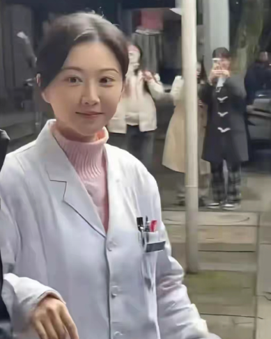 景甜为什么现在看着有种上了年纪的感觉，而且看着胖胖的​​​