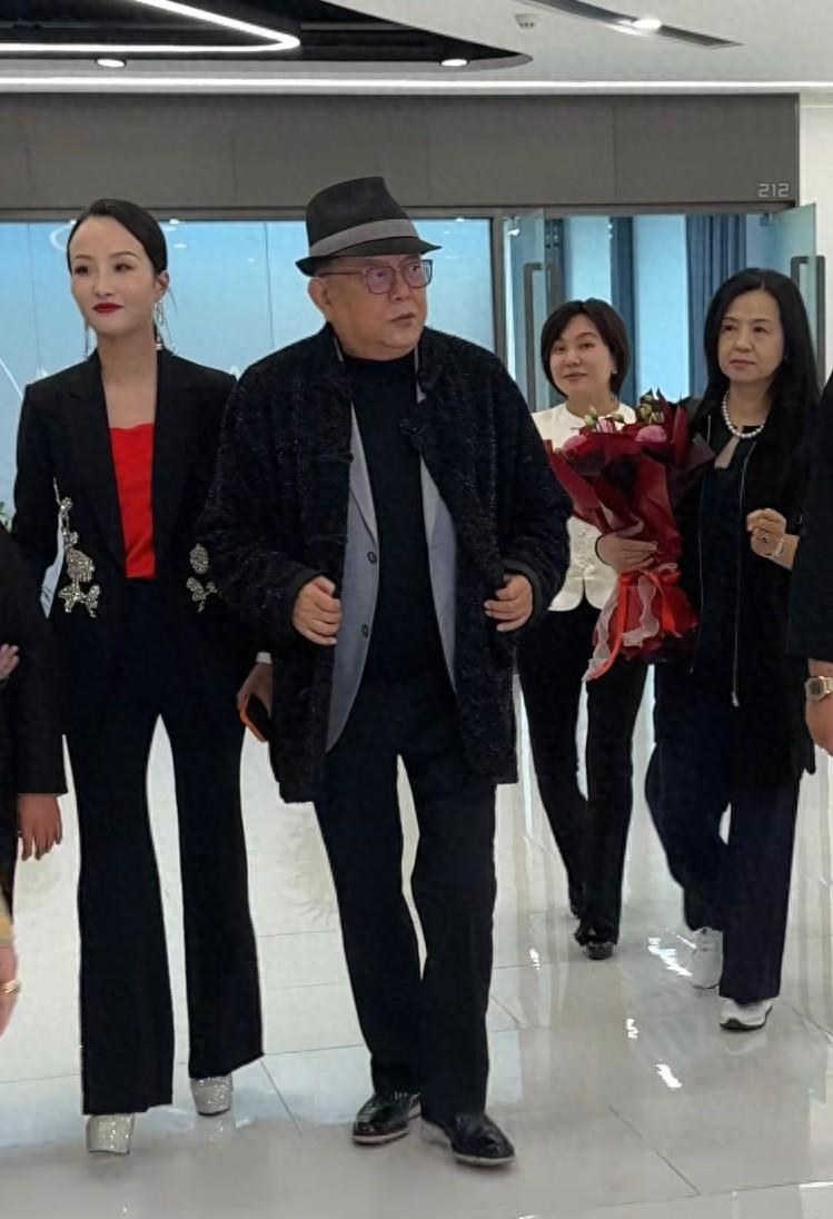 79岁王刚状态好，常飞美国看女儿，儿刚18岁。 好久不见王刚了，还挺想他啊！