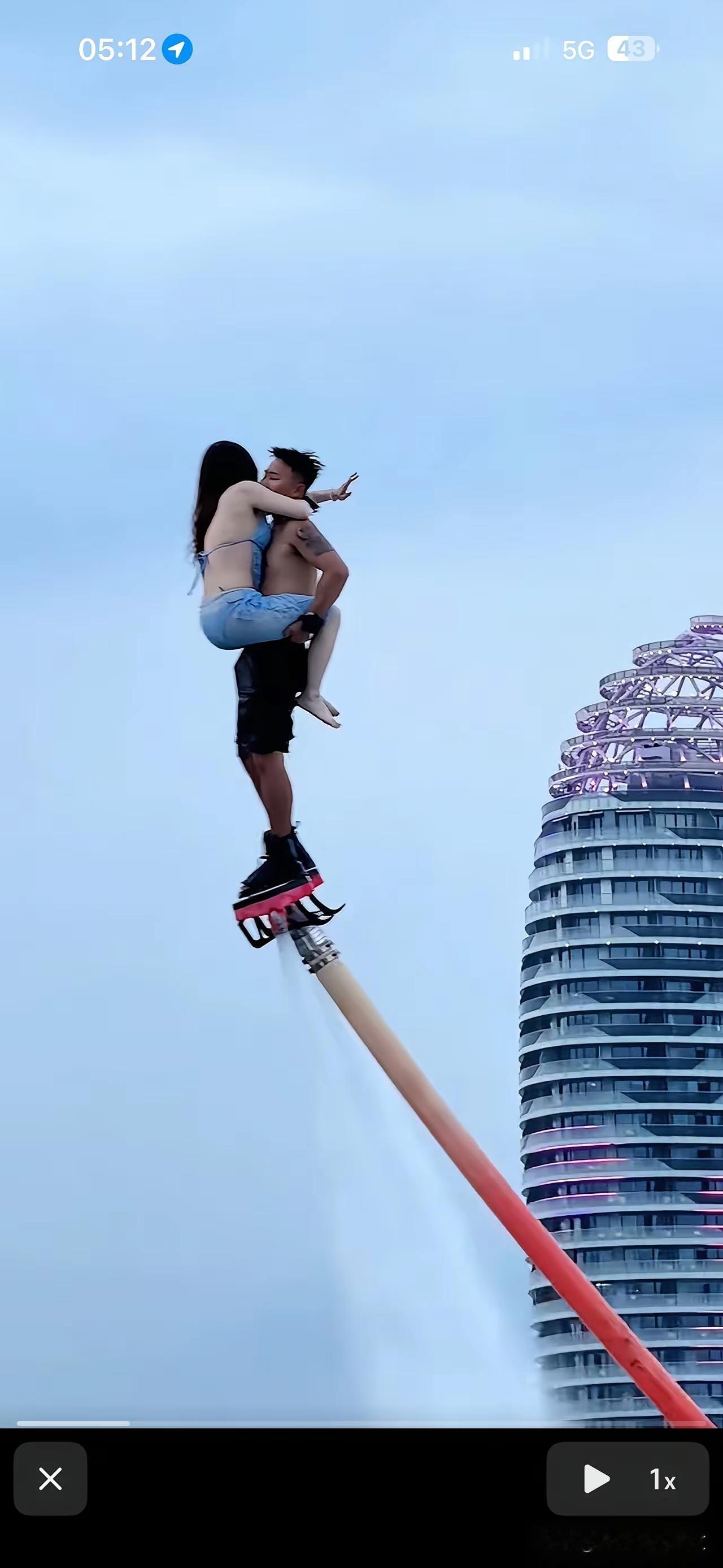 🔥谁懂啊！情侣体验水平飞人，这才是真正的“用生命秀恩爱”！水上飞人+高空